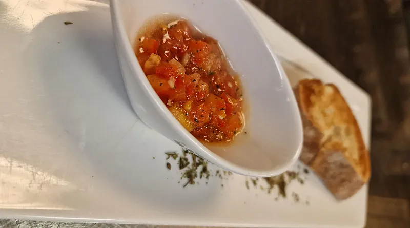 02._bruschetta_mit_tomaten_oliven_l.jpg