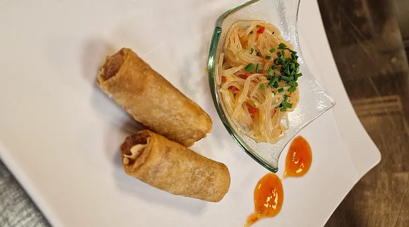 04._frhlingsrollen_auf_asiatischem_glasnudelnsalat.jpg