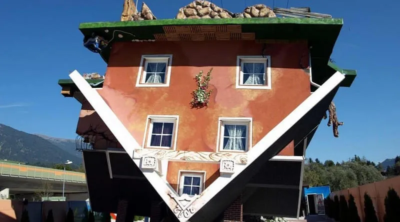 Ein-Haus-steht-Kopf-und-Dinoland Ein-Haus-steht-Kopf-und-Dinoland